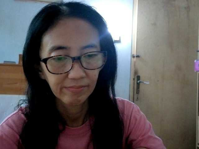 bee077's BongaCams show and profile