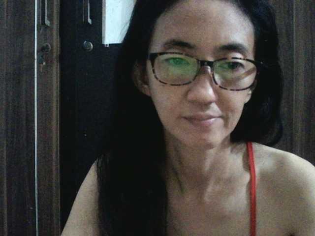 bee077's BongaCams show and profile