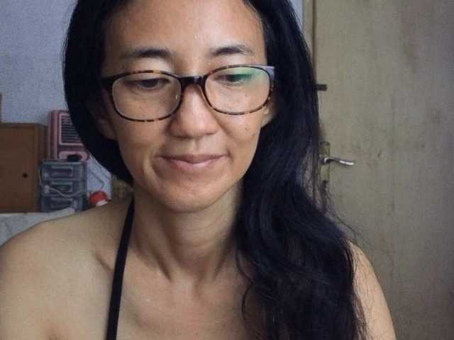 bee077's BongaCams show and profile