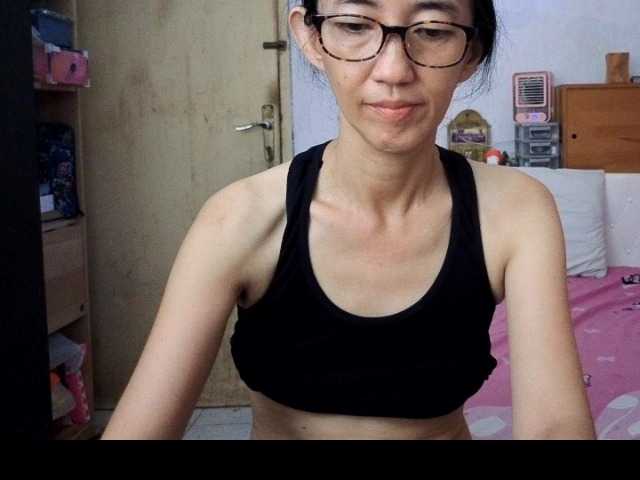 bee077's BongaCams show and profile