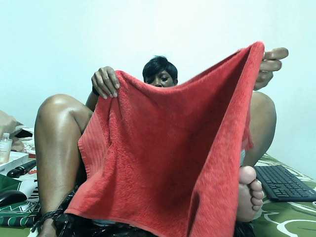 le modèle CreamyBum est en webcam porno dans un show sur le site bongacams, il possède les tags suivants: Ebony,Brunette,Shaved