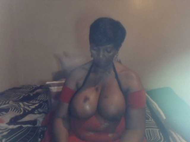 CreamyBum's BongaCams show and profile