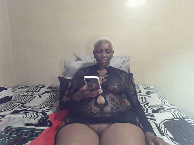 CreamyBum's BongaCams show and profile