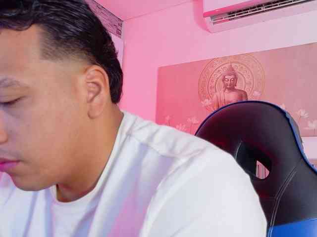 Tom-Muscle Live Webcam on BongaCams