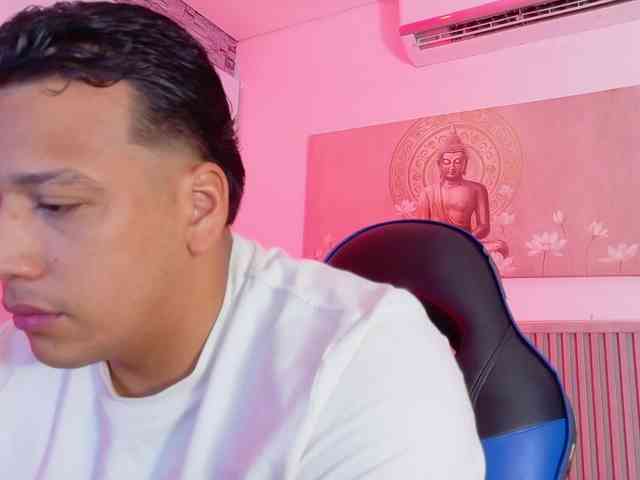 Tom-Muscle Live Webcam on BongaCams