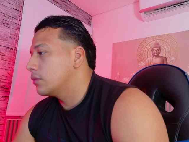 Tom-Muscle Live Webcam on BongaCams