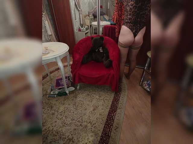 Annanas — Hi, I'm AnnanasikCheck out the menu.There's Lovense control and random vibration.Shall we get naughty at the shopping center?