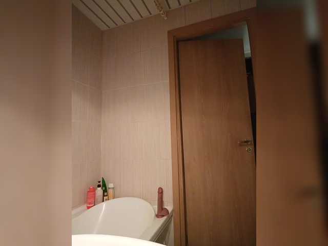 Annanas — Hi, I'm AnnanasikCheck out the menu.There's Lovense control and random vibration.Shall we get naughty at the shopping center?