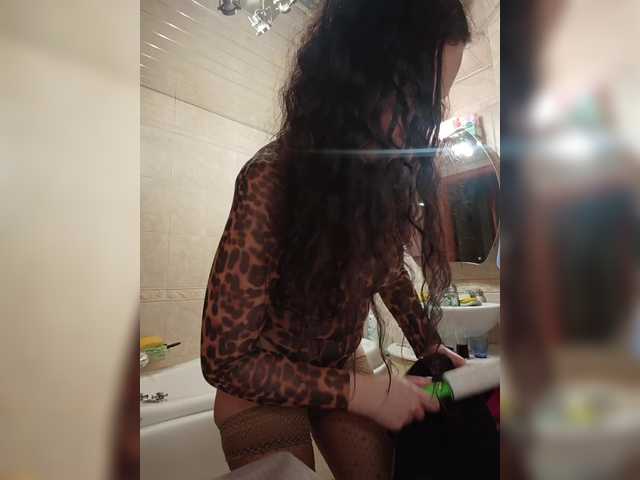 Annanas — Hi, I'm AnnanasikCheck out the menu.There's Lovense control and random vibration.Shall we get naughty at the shopping center?