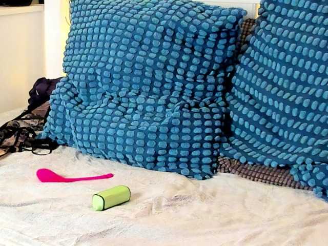 MonaLux broadcasting live