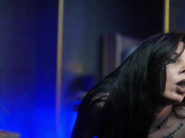 GiaEasyIce's BongaCams show and profile