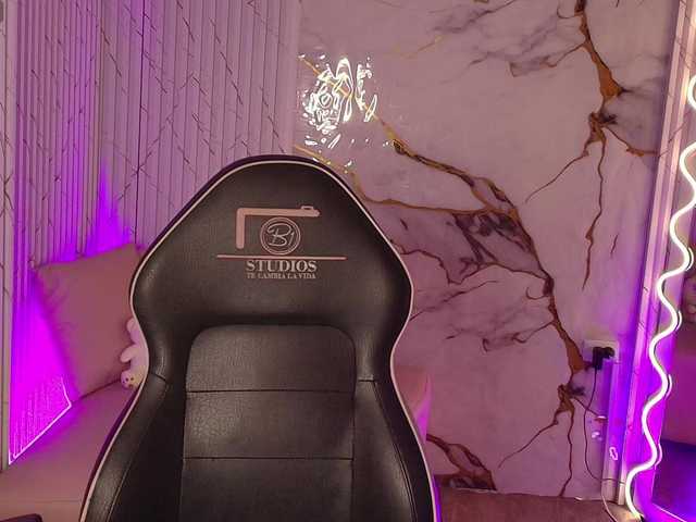 PEACHY-TAY's BongaCams show and profile