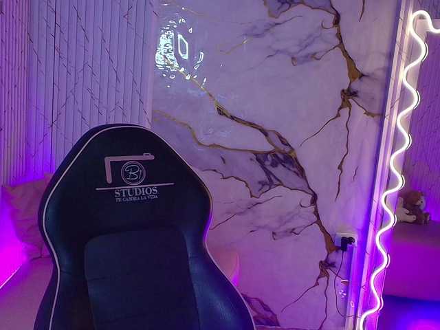 PEACHY-TAY's BongaCams show and profile