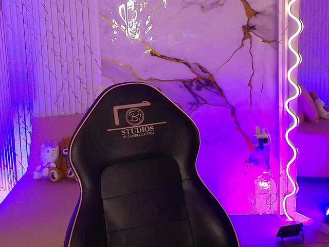 PEACHY-TAY's BongaCams show and profile