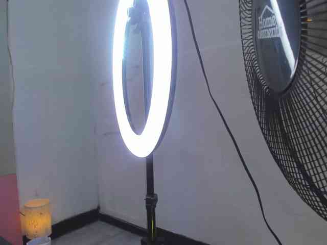 Evaa-white Live Webcam on BongaCams