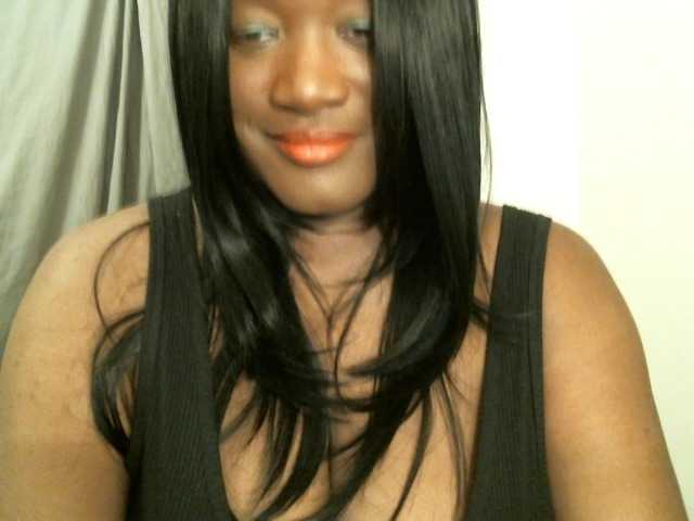 le modèle Bigtitscassie est en webcam porno dans un show sur le site bongacams, il possède les tags suivants: Ebony,Brunette,Shaved