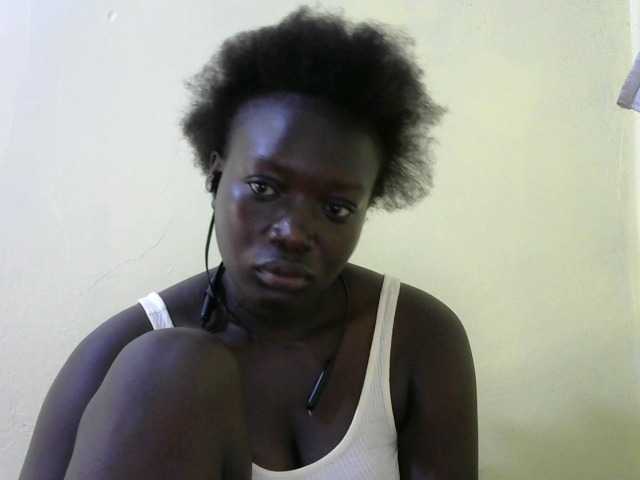 Hornybee2 – webcam model profile photo