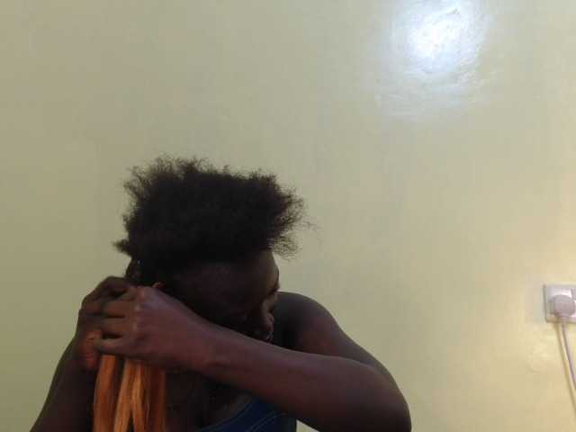 Hornybee2 webcam bongacams model stream image