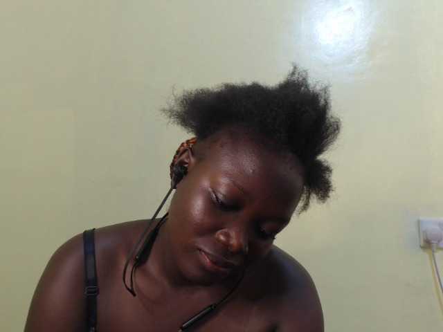 Hornybee2 webcam bongacams model stream image