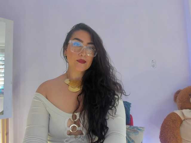 MeganHotCurvy webcam