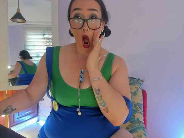 MeganHotCurvy webcam