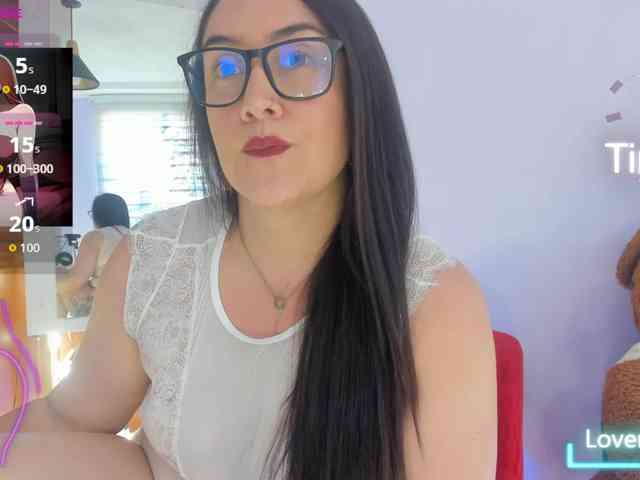 MeganHotCurvy webcam