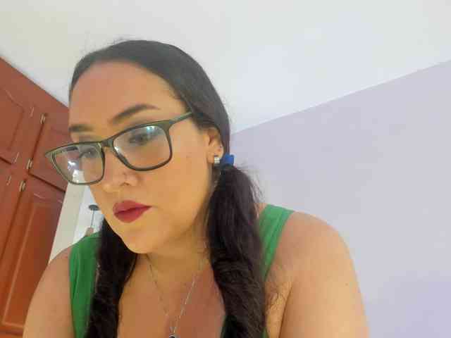 MeganHotCurvy webcam