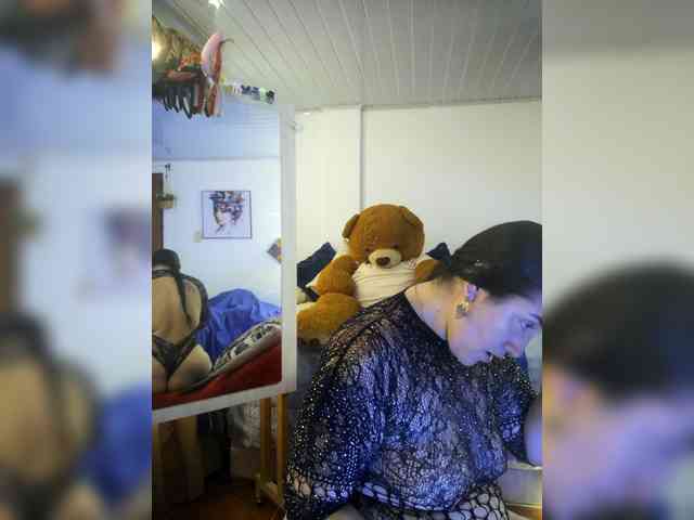 MeganHotCurvy webcam