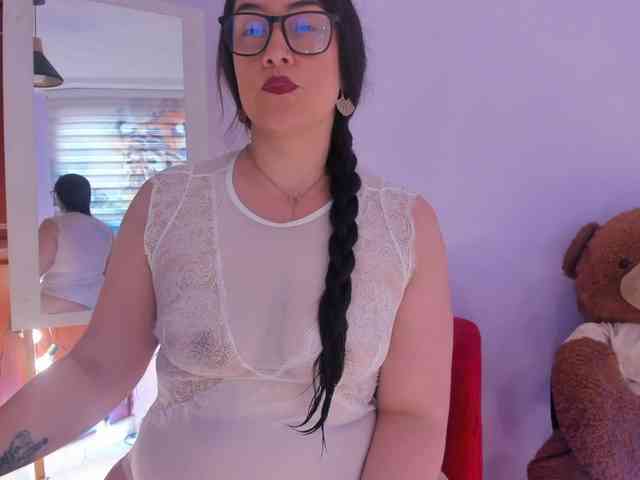 MeganHotCurvy webcam