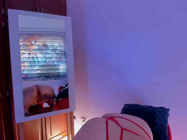 MeganHotCurvy webcam