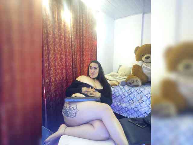 MeganHotCurvy webcam