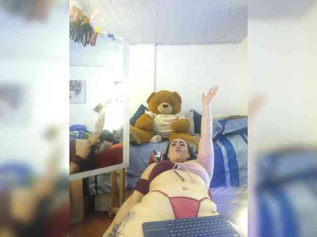 MeganHotCurvy webcam