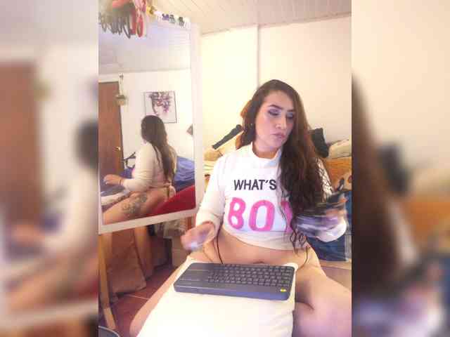 MeganHotCurvy webcam