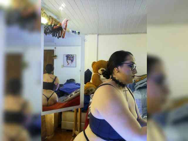 MeganHotCurvy webcam