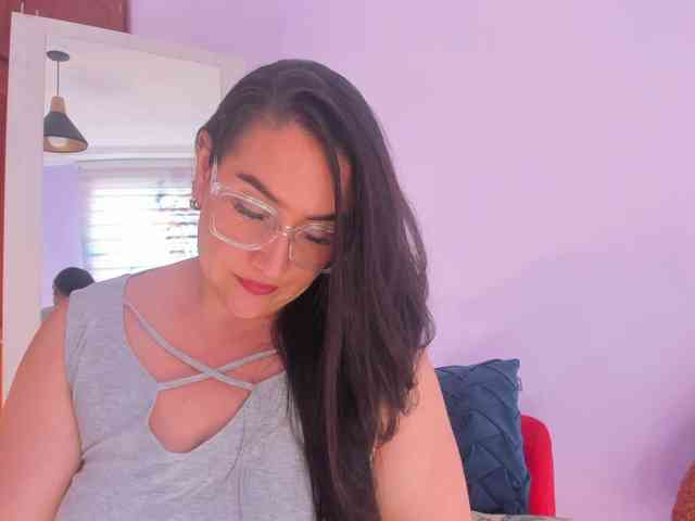 MeganHotCurvy webcam