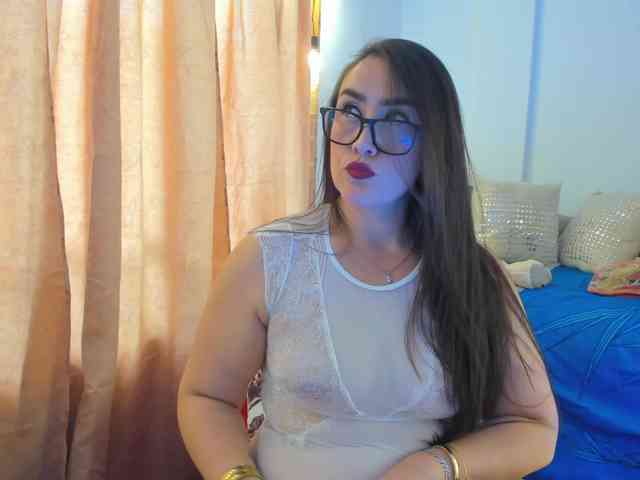 MeganHotCurvy webcam