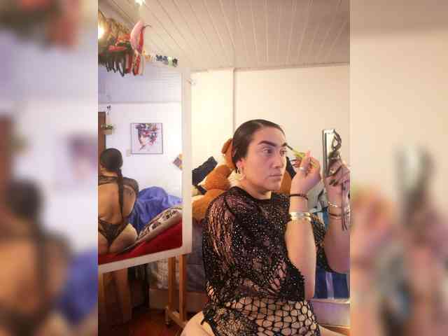 MeganHotCurvy webcam