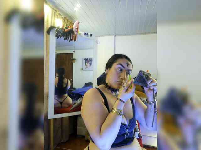 MeganHotCurvy webcam