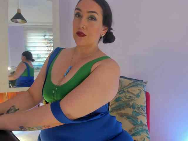 MeganHotCurvy webcam