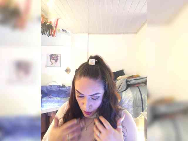 MeganHotCurvy webcam