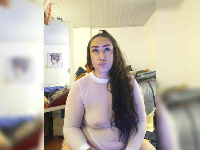 MeganHotCurvy webcam