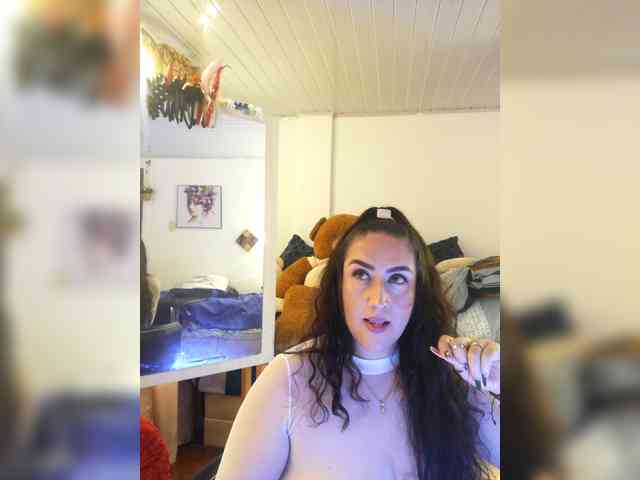 MeganHotCurvy webcam