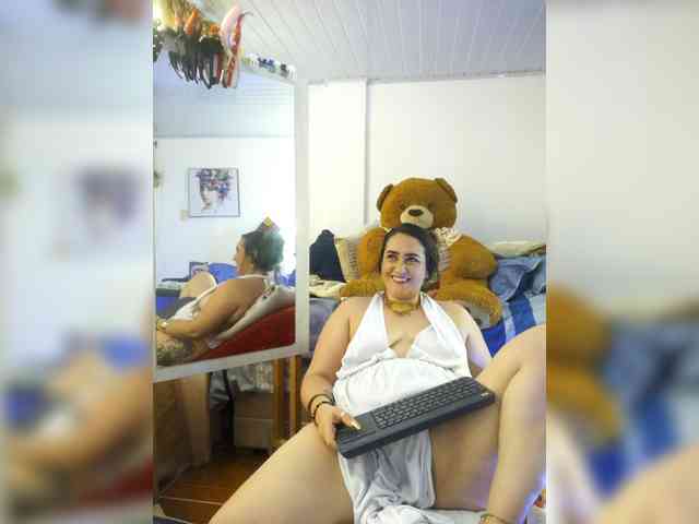 MeganHotCurvy webcam