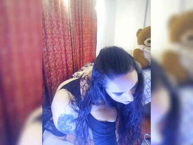 MeganHotCurvy webcam