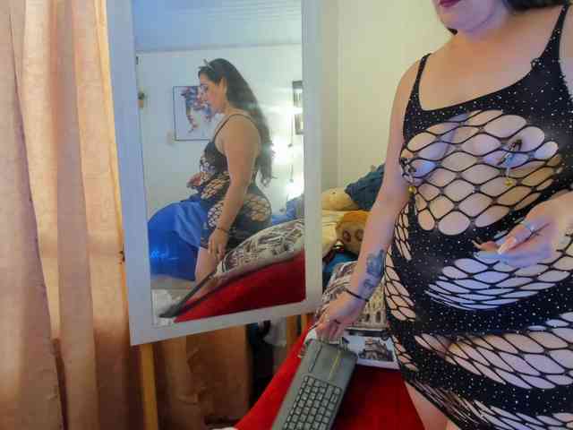 MeganHotCurvy webcam