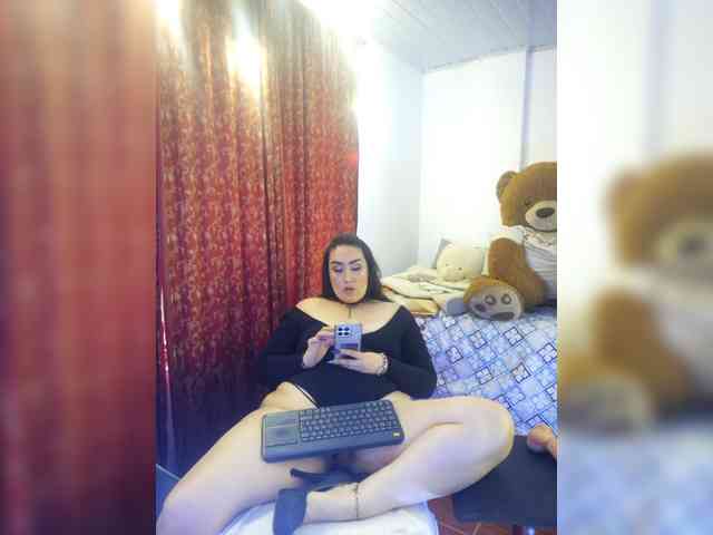 MeganHotCurvy webcam