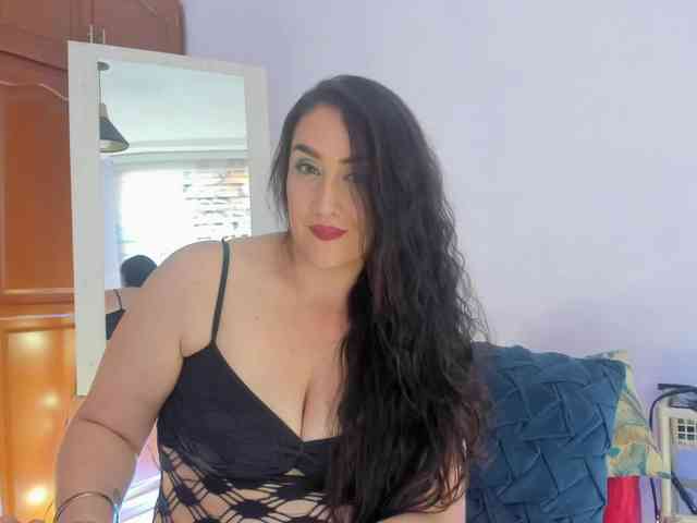 MeganHotCurvy webcam
