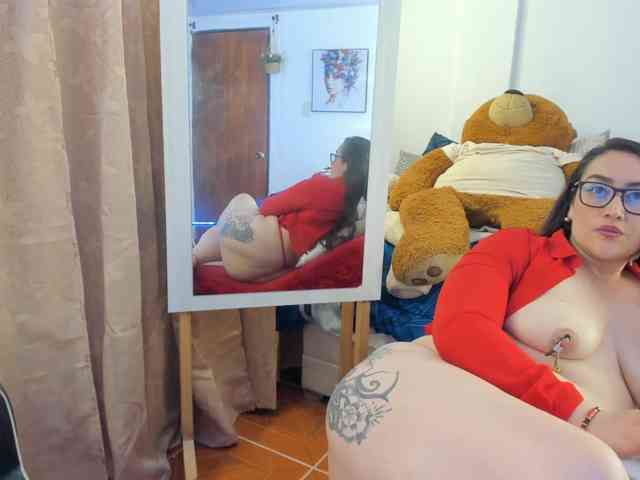 MeganHotCurvy webcam