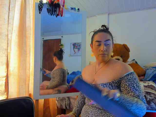 MeganHotCurvy webcam