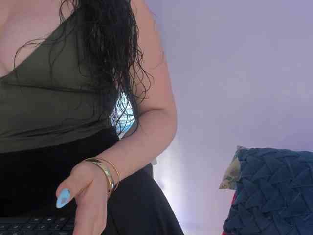 MeganHotCurvy webcam